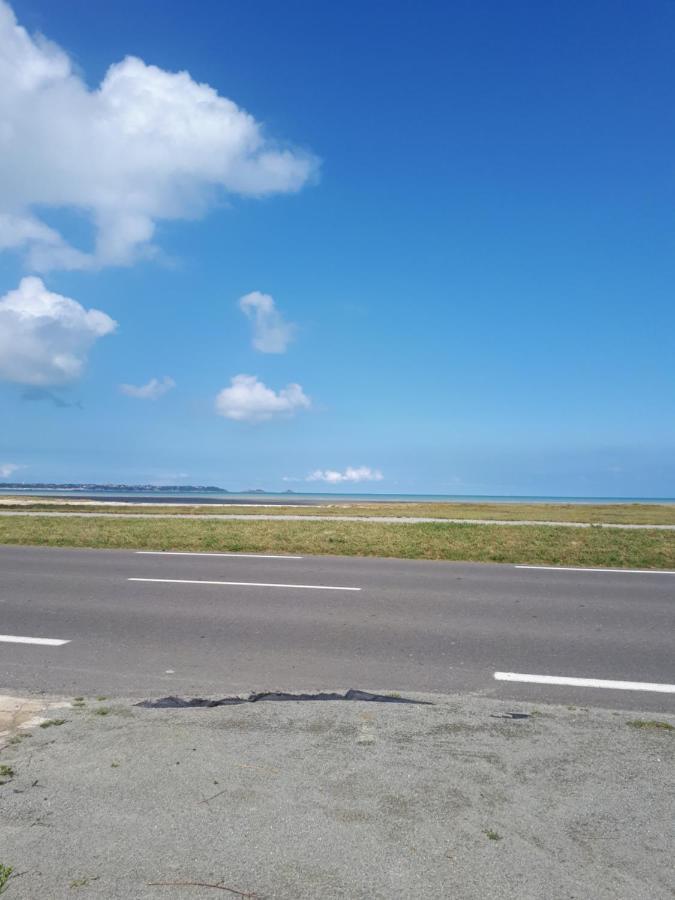 Rose By The Sea - Beach Front Sea Views Hirel 外观 照片